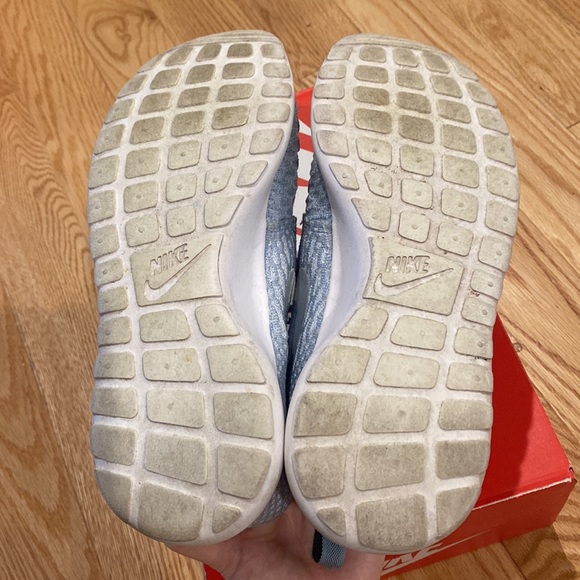 Nike Women’s Roshe One Flyknit - Picture 5 of 7